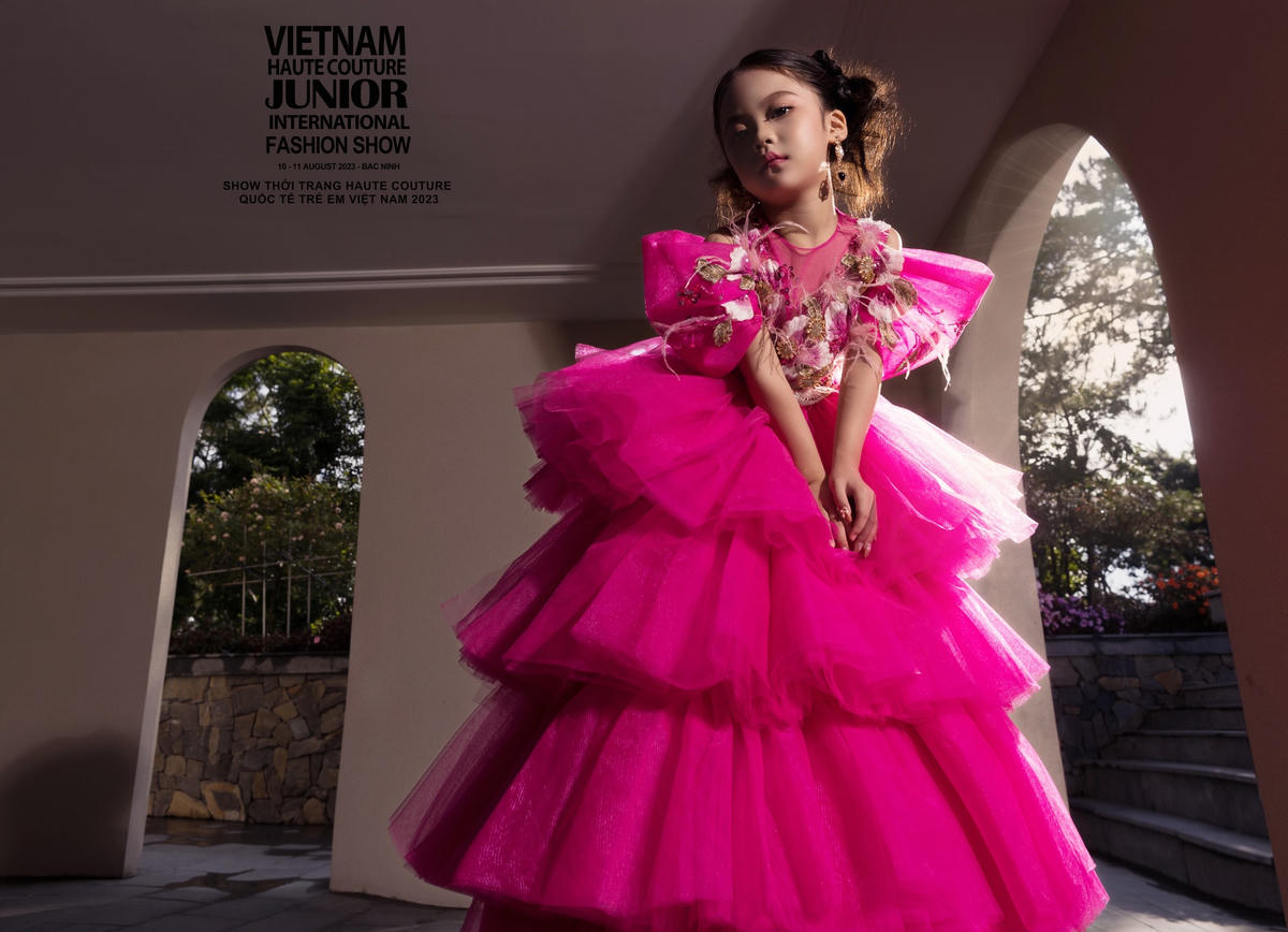 Bên cạnh catwalk, Nguyễn Nhật Ánh còn có năng khiếu ca hát, nhảy múa, diễn xuất, vẽ tranh và cả khả năng makeup. 
