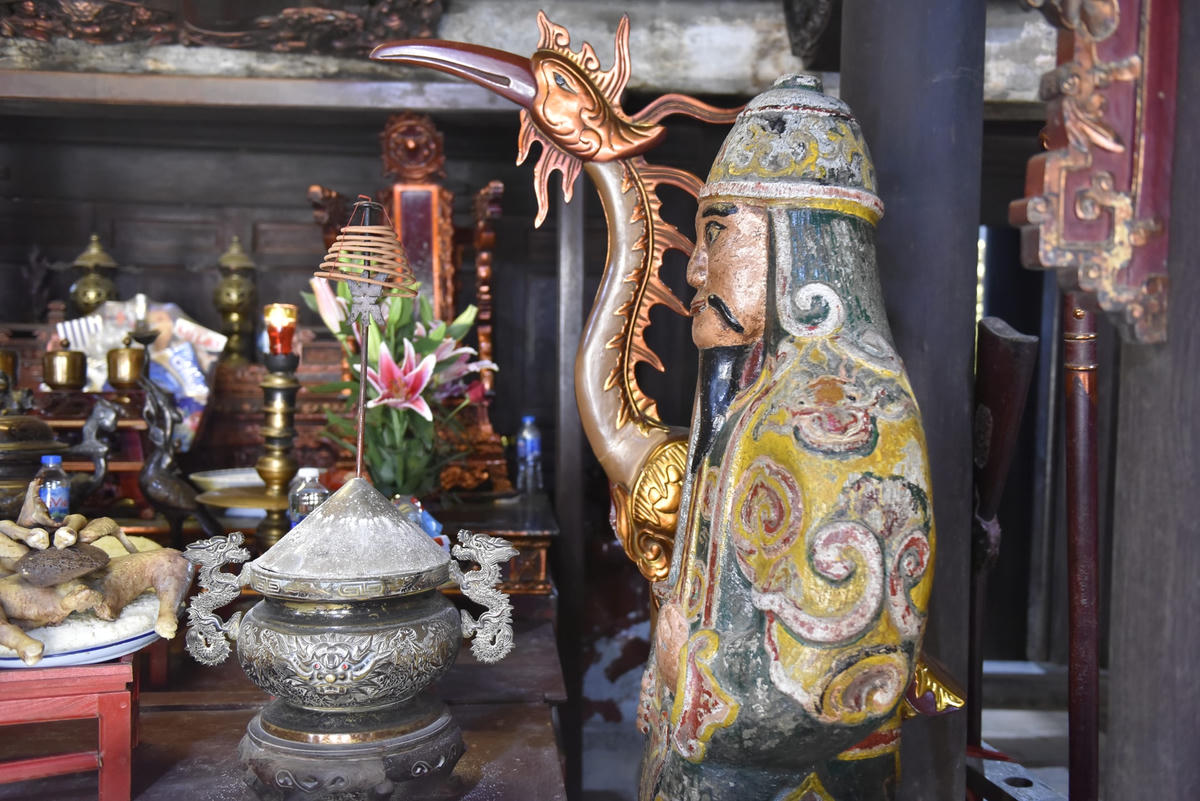 Đền Độc Cước được xây dựng vào thời Trần, được trùng tu lại nhiều lần vào thời nhà Lê. Kiến trúc của ngôi đền có giá trị cao cả về bố cục mặt bằng cũng như về nghệ thuật điêu khắc gỗ của thế kỷ XVII.   