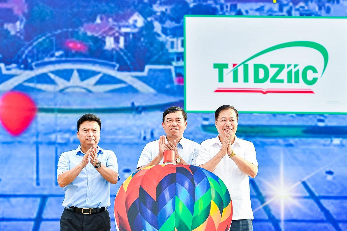 Tại chương trình, lãnh đạo Ban Tuyên giáo Tỉnh ủy, UBND TP Thanh Hóa đã thực hiện nghi thức bấm chuông khai mạc lễ hội khinh khí cầu với chủ đề “ Thanh Hóa rực rỡ sắc màu”.