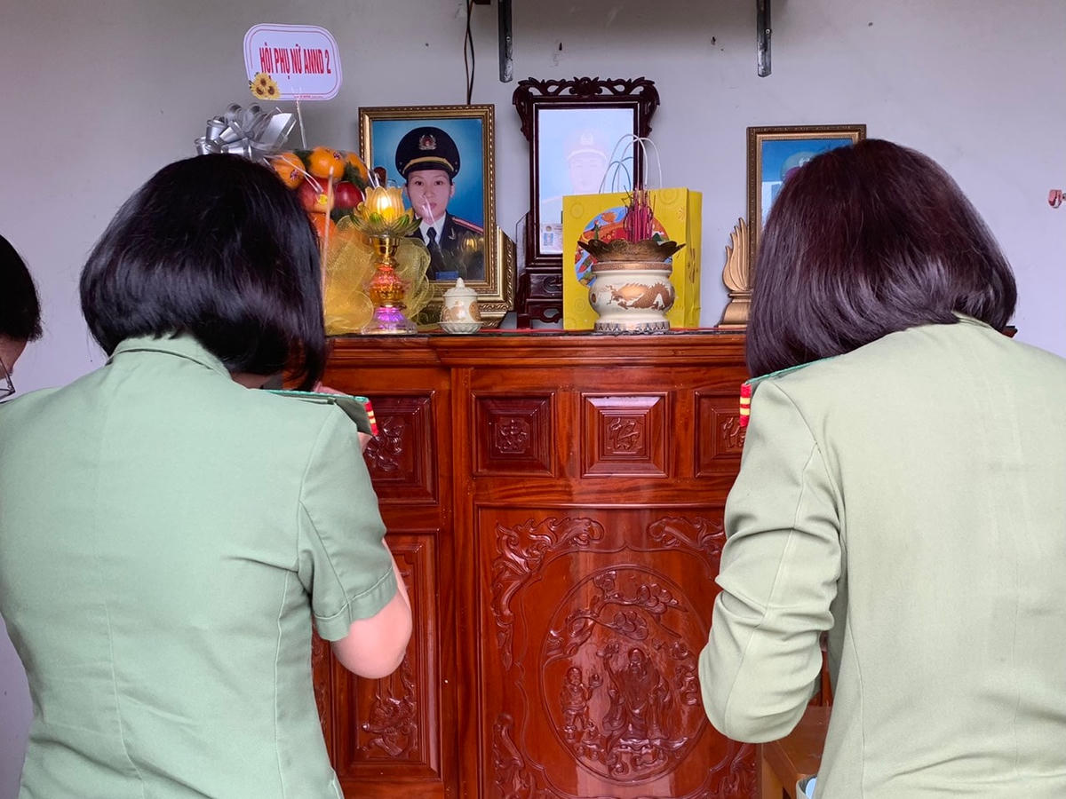 Thắp hương tưởng nhớ nguyên nữ cán bộ chiến sĩ An ninh đã mất.