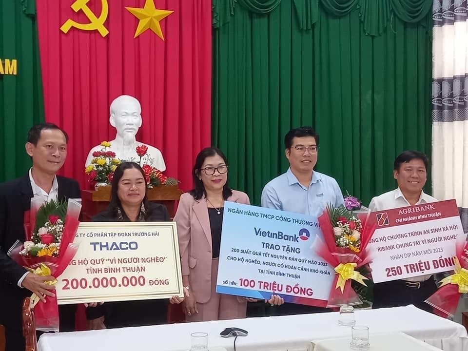 Uỷ ban MTTQ Việt Nam tỉnh Bình Thuận, tiếp nhân từ các đơn vị hỗ trợ quà Tết cho người nghèo.