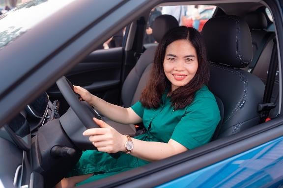 Vị nữ khách hàng bất ngờ với vẻ ngoài trẻ trung, hiện đại của chiếc VF 5 Plus ngoài đời thực.
