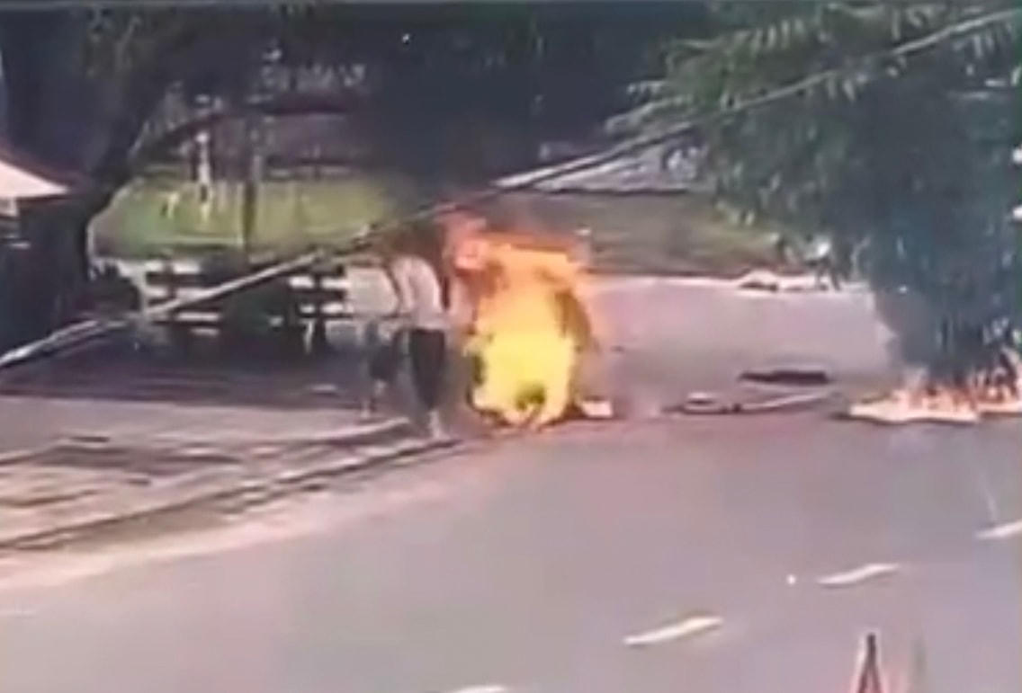 Hình ảnh nạn nhân bị tạt xăng đốt cháy do nàng dâu và mẹ chồng “phóng hỏa”. (Ảnh cắt clip mạng xã hội).
