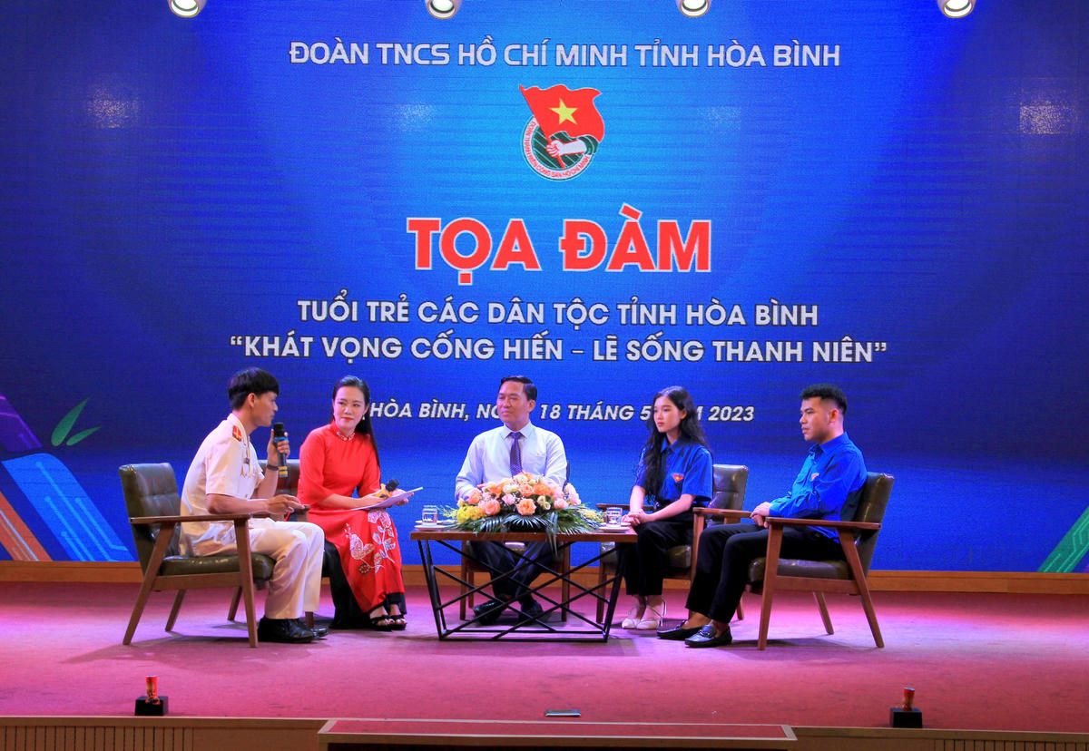 Tọa đàm với chủ đề: Tuổi trẻ các dân tộc tỉnh Hòa Bình “Khát vọng cống hiến - Lẽ sống thanh niên”.