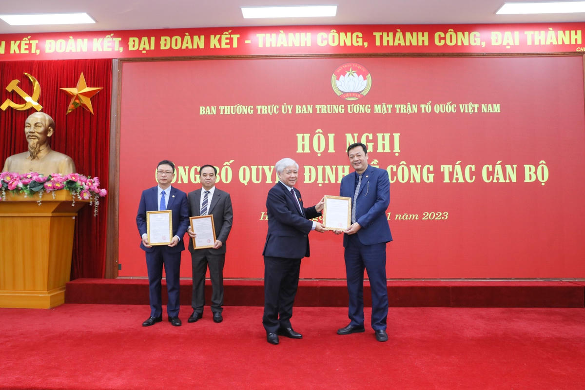 Bí thư Trung ương Đảng, Chủ tịch UBTƯ MTTQ Việt Nam Đỗ Văn Chiến trao Quyết định cho ông Nguyễn Huy Chí. Ảnh: Quang Vinh.