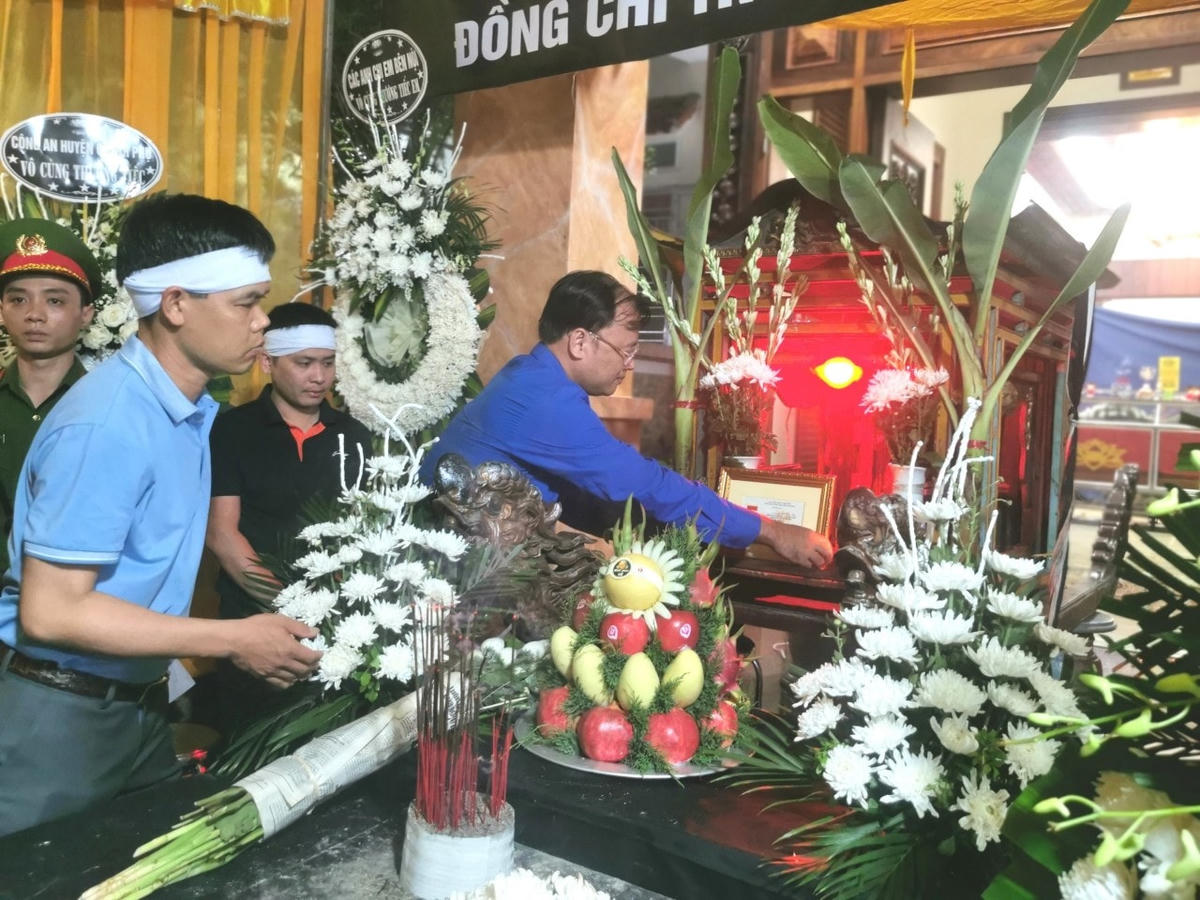 Trung ương Đoàn TNCS Hồ Chí Minh truy tặng Thượng úy Đỗ Văn Tú Huy hiệu "Tuổi trẻ dũng cảm".