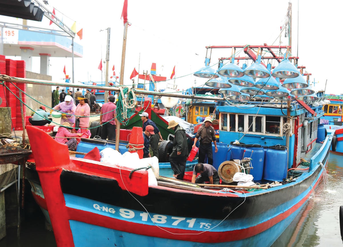 Ngư dân nhập nhiên liệu, đưa nhu yếu phẩm để vươn khơi.  