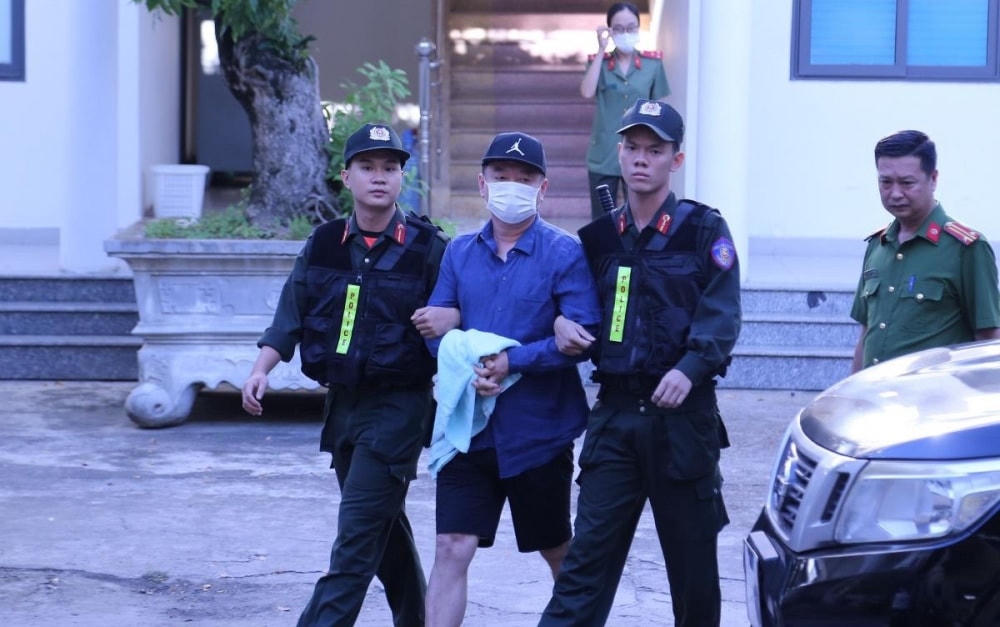 Jinhong Kil  đang được dẫn giải, bàn giao  cho cơ quan chức năng Hàn Quốc. Ảnh: Công an Đà Nẵng.