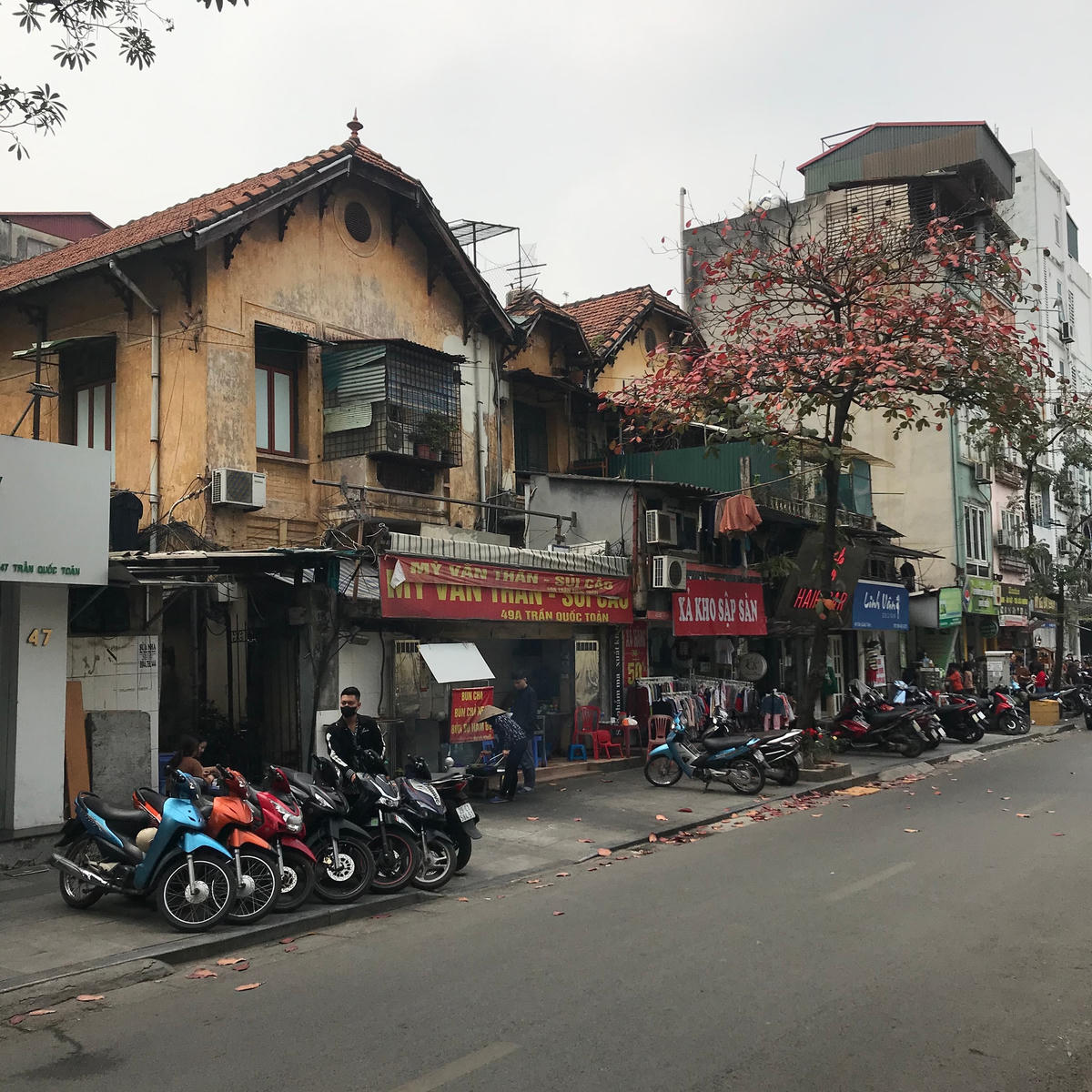 Xe máy, hàng hóa tràn trên vỉa hè phố Trần Quốc Toản, quận Hoàn Kiếm, Hà Nội. Ảnh: Việt Khánh.  