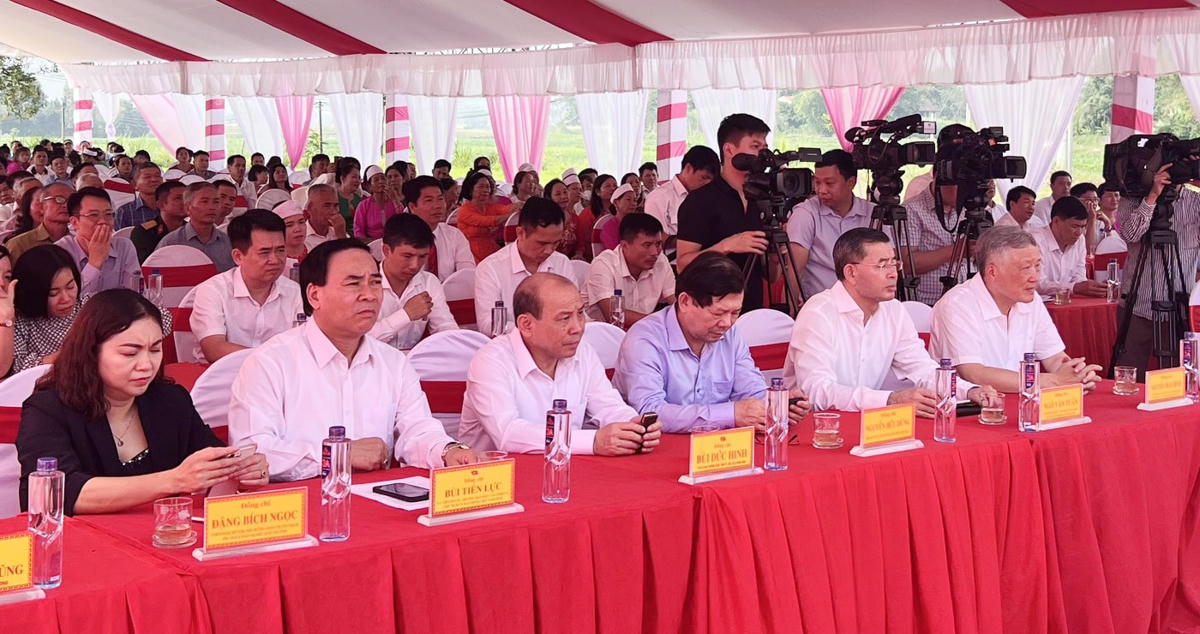 Lãnh đạo tới dự và chung vui ngày hội Đại đoàn kết với người dân khu dân cư Phố Re.