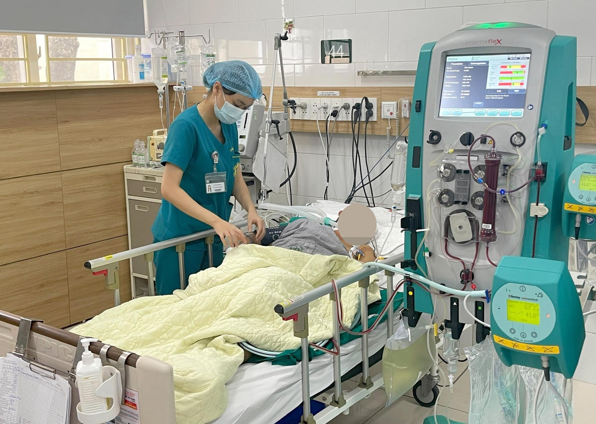 Chăm sóc cho bệnh nhân ngộ độc nấm đang điều trị tại Trung tâm.