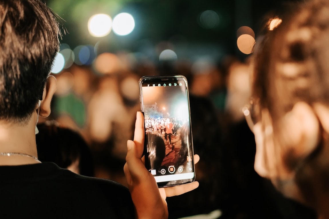 "Được tham gia chợ đêm và phố đi bộ ngay nơi mình sinh ra, em cảm thấy rất phấn khởi. Khi bắt đầu khai trương em đã cùng bạn bè đi dạo, thưởng thức đồ ăn nhanh, có cảm giác mình đang đứng trên những thành phố lớn. Em phải ghi lại những hình ảnh đáng nhớ này vì chưa biết lúc nào chương trình mới được tổ chức trở lại", nữ sinh Phạm Lan Anh (trú tại phường Hà Huy Tập, TP. Hà Tĩnh) cho hay. 