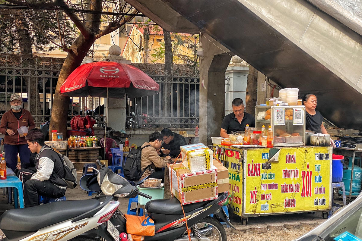  Khu vực gầm lối lên nhà ga cũng biến thành nơi bán hàng.