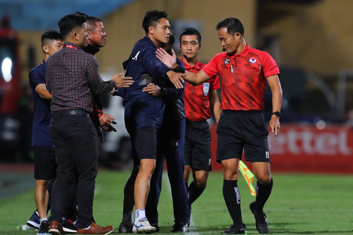 Trọng tài là vấn đề nổi cộm tại V.League trong nhiều mùa giải.