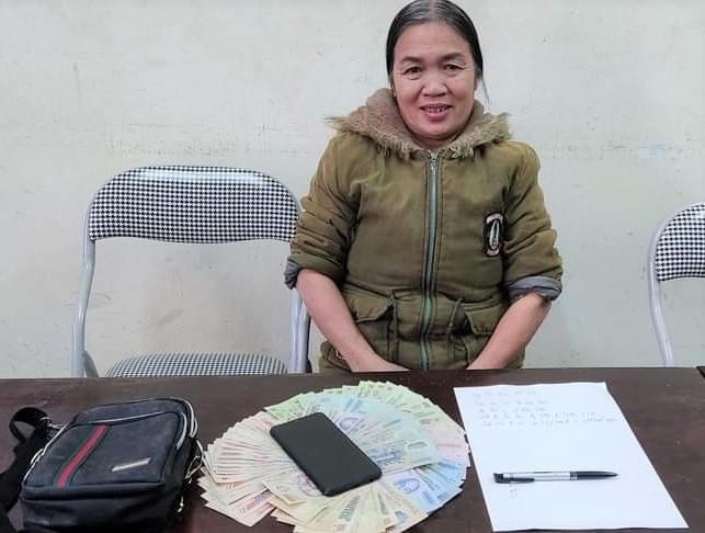 Bà Nguyễn Thị Hồng trình báo cơ quan công an sau khi nhặt được túi xách.