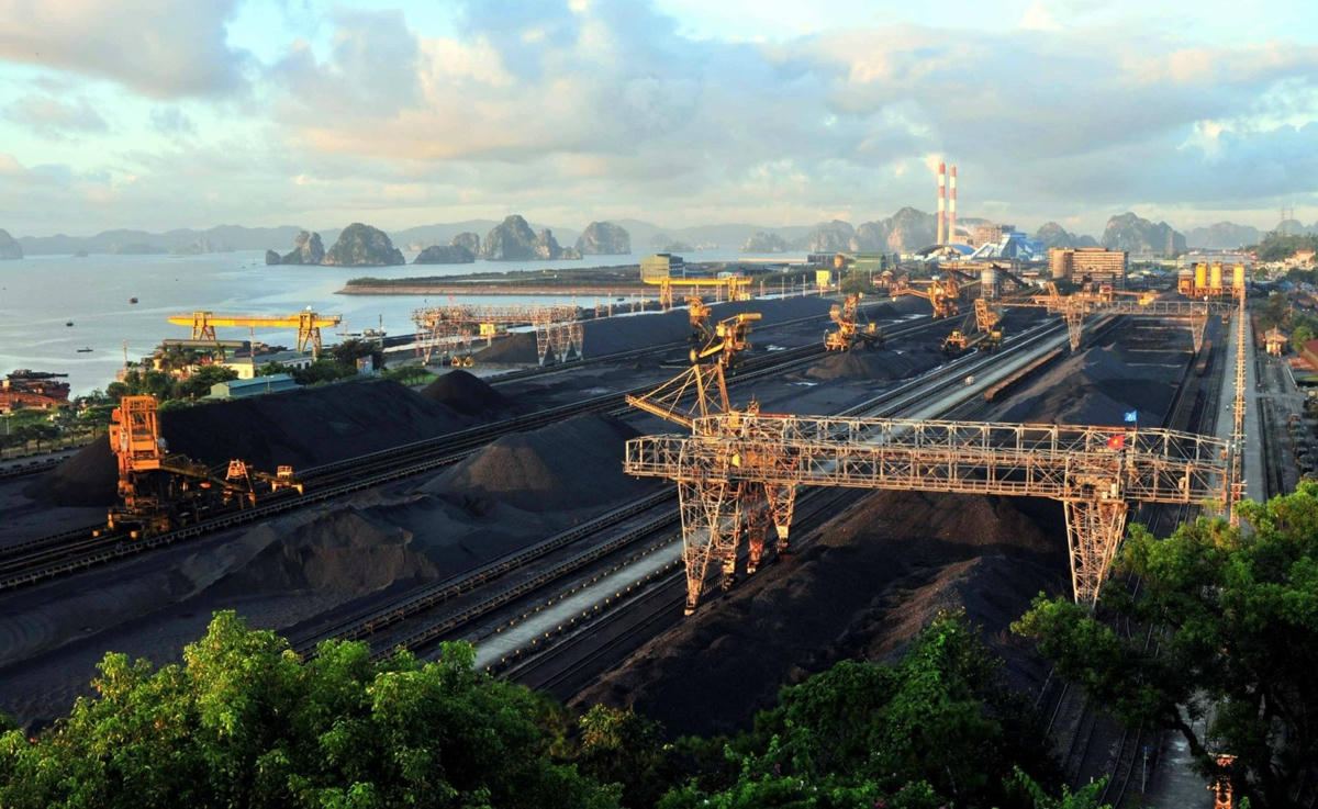 TKV đặt ra mục tiêu quý IV-2022 phấn đấu khai thác 10 triệu tấn than và tiêu thụ hơn 11,1 triệu tấn than. Ảnh: TKV.