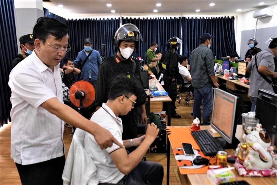Công an khám xét, bắt quả tang hoạt động núp bóng đòi nợ thuê theo kiểu xã hội đen tại Công ty Luật TNHH Pháp Việt. Ảnh: CACC.