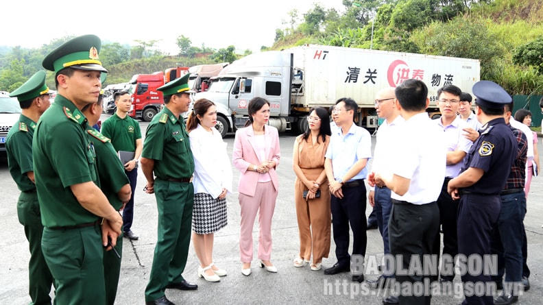 Phó Chủ tịch UBND tỉnh Lạng Sơn Đoàn Thu Hà kiểm tra thực tế hoạt động XNK hàng hóa qua Cửa khẩu Quốc tế Hữu Nghị. Ảnh: Báo Lạng Sơn.