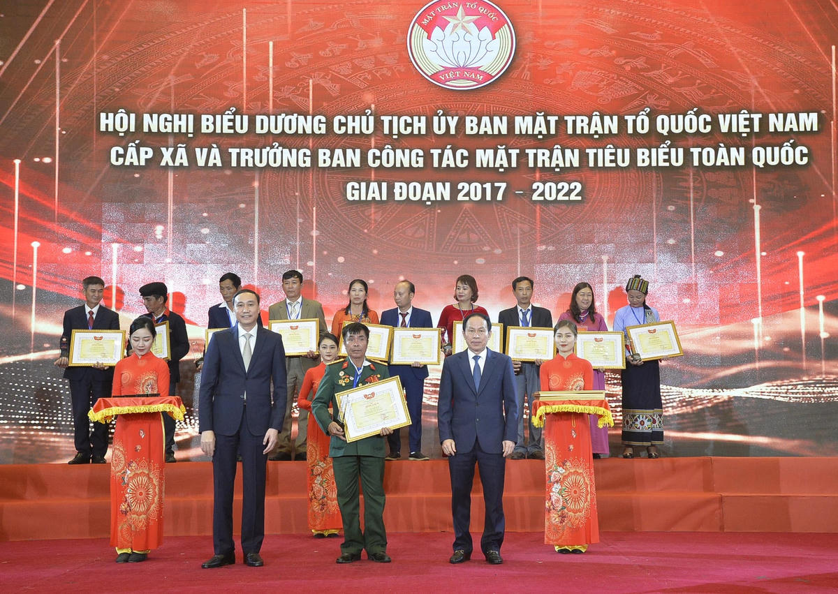 Phó Chủ tịch - Tổng Thư ký Lê Tiến Châu và Phó Chủ tịch Phùng Khánh Tài trao Bằng khen của UBTƯ MTTQ Việt Nam cho các điển hình tiêu biểu. Ảnh: Mạnh Cường.