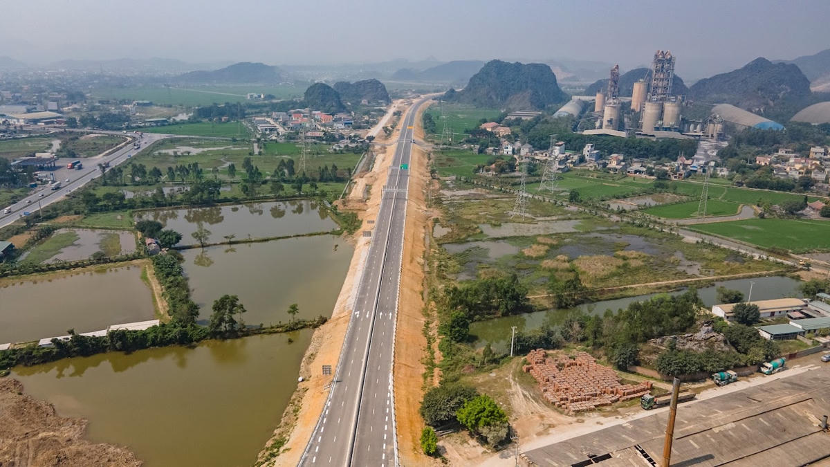 Đẩy nhanh tốc độ phân bổ vốn đầu tư công để thúc đẩy kinh tế phát triển. Ảnh: Quang Vinh.