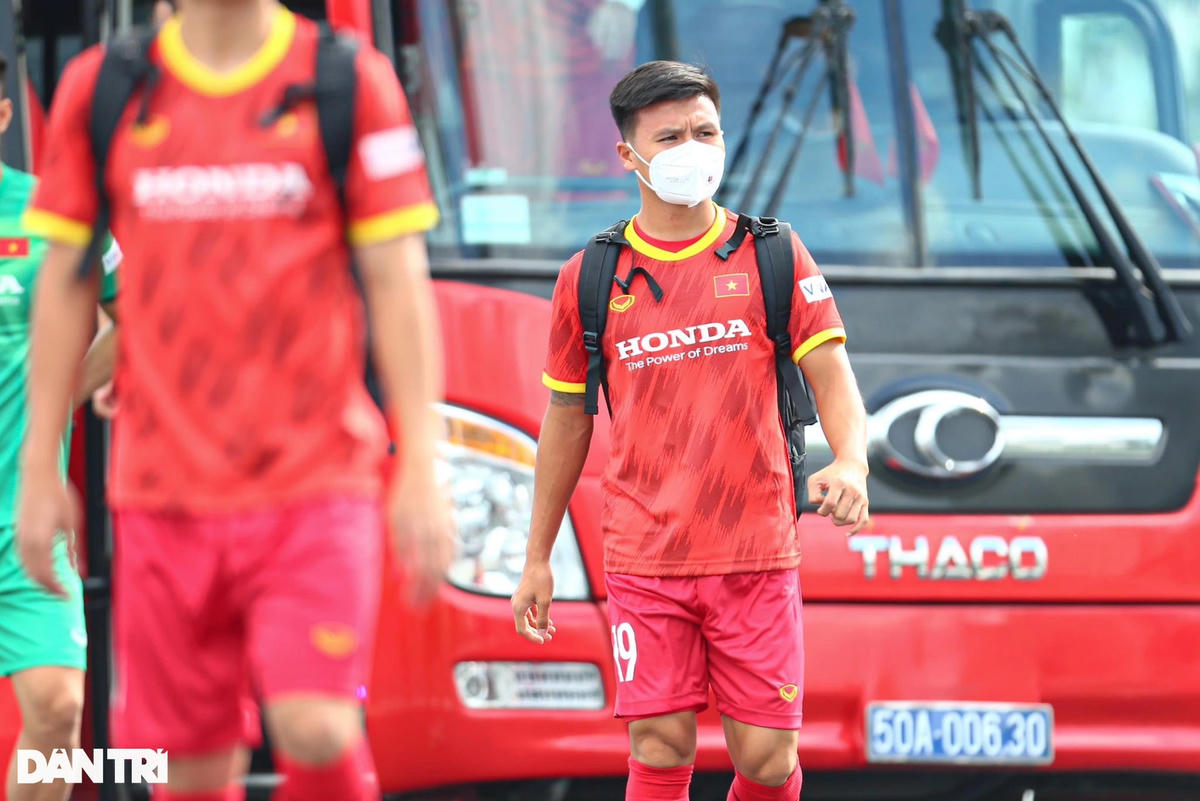 Quang Hải xuất hiện trên sân tập của đội tuyển Việt Nam chiều nay 20/9 (Ảnh: Khoa Nguyễn).