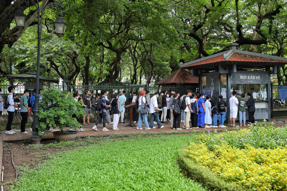 Theo ghi nhận của PV Báo Đại Đoàn Kết Online, chiều 26/6 trước Kỳ thi tốt nghiệp Trung học Phổ thông Quốc gia 2023 một ngày, hàng ngàn sĩ tử cùng gia đình đã đổ về Văn Miếu - Quốc Tử Giám để thắp hương, dâng sớ với mong muốn gặp nhiều điều may mắn. 