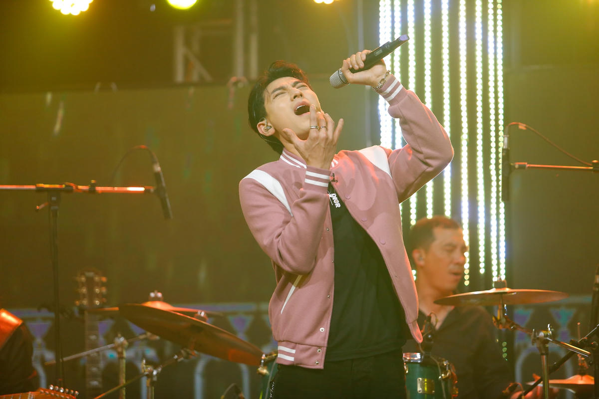 Ca sĩ Isaac mang đế hình ảnh tự tin, độc lập trên sân khấu "Cuộc hẹn cuối tuần".