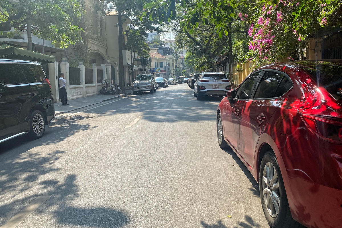 Dường như, các biển báo ô tô đỗ ngày chẵn, lẻ gần như vô tác dụng, khi tình trạng đỗ xe lộn xộn diễn ra rất phổ biến.