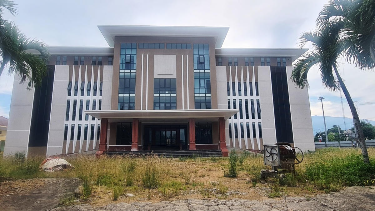 Trụ sở HĐND-UBND huyện Quế Sơn vẫn chưa đưa vào hoạt động do nhà thầu vướng vòng lao lý.