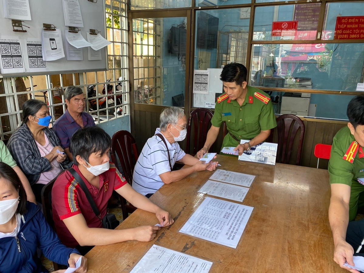 Đại diện Công an quận Tân Bình, TP HCM trao quà cho hội viên Hội người mù quận Tân Bình nhân dịp đón Tết nguyên đán ngày 8/1. (Ảnh: T.Lữ).