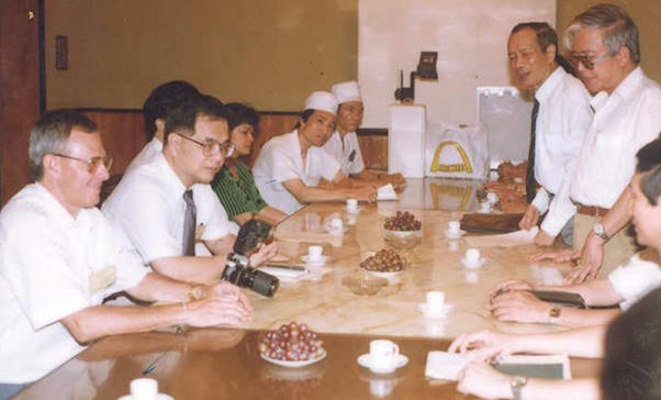 Buổi họp chuẩn bị cho ca ghép thận đầu tiên tại Học viện Quân y vào năm 1992.