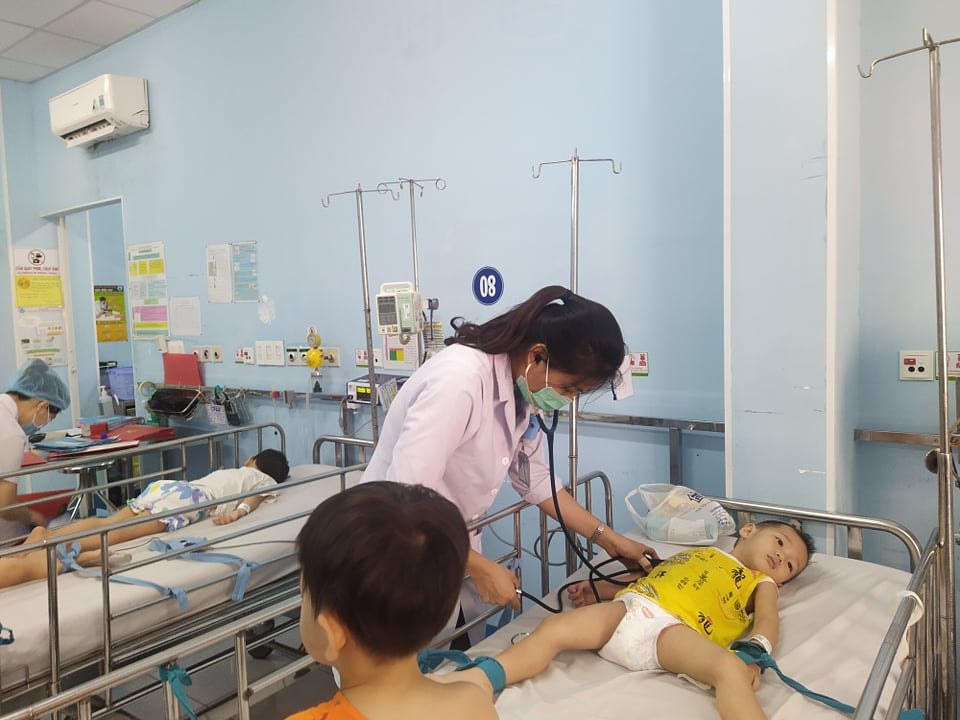 Trẻ mắc tay chân miệng khám và điều trị tăng cao.