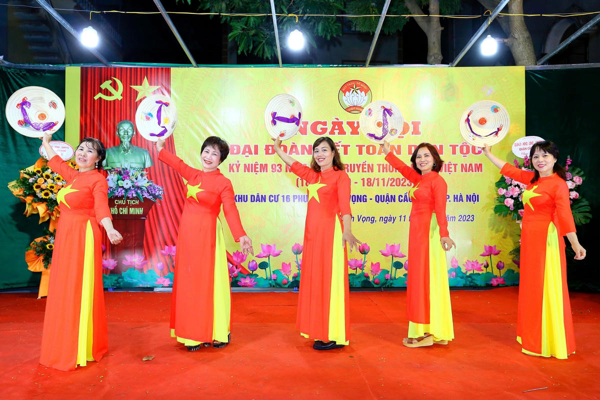 Sôi nổi Ngày hội Đại đoàn kết toàn dân tộc ở khu dân cư số 16, phường Dịch Vọng