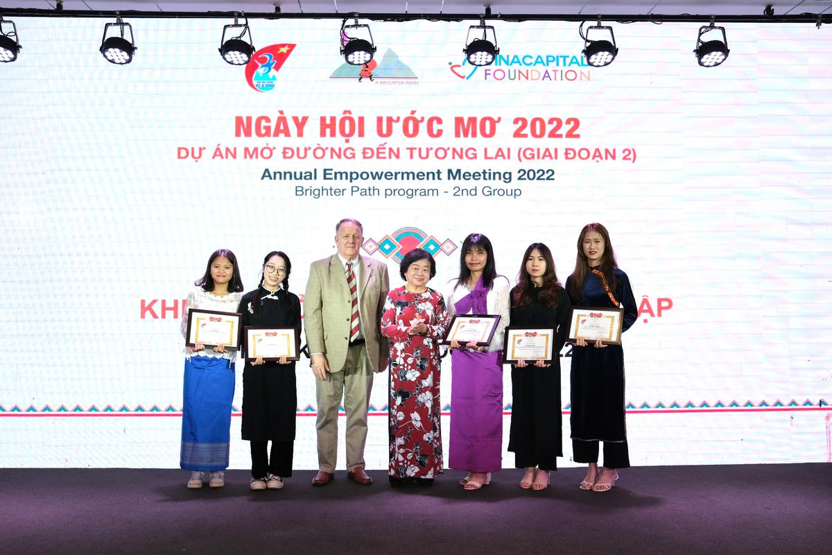 Các bạn nữ sinh dân tộc thiểu số giai đoạn 1 và 2-1