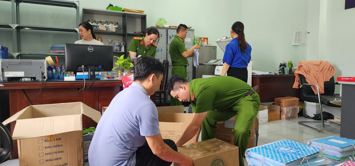 Công an khám xét nơi làm việc của Long.