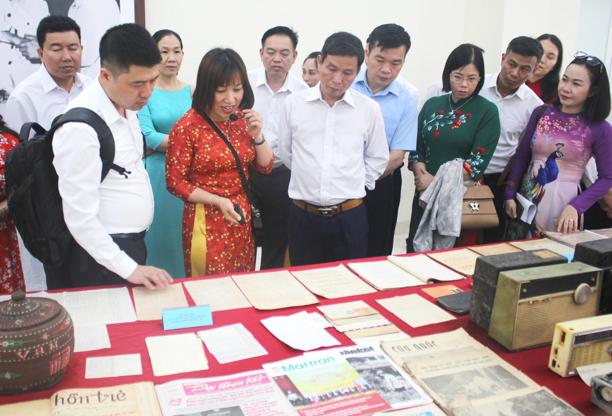 Học viên nghe giới thiệu về các hiện vật được trưng bày tại Trung tâm Bồi dưỡng cán bộ và Nghiên cứu khoa học UBTƯ MTTQ Việt Nam.