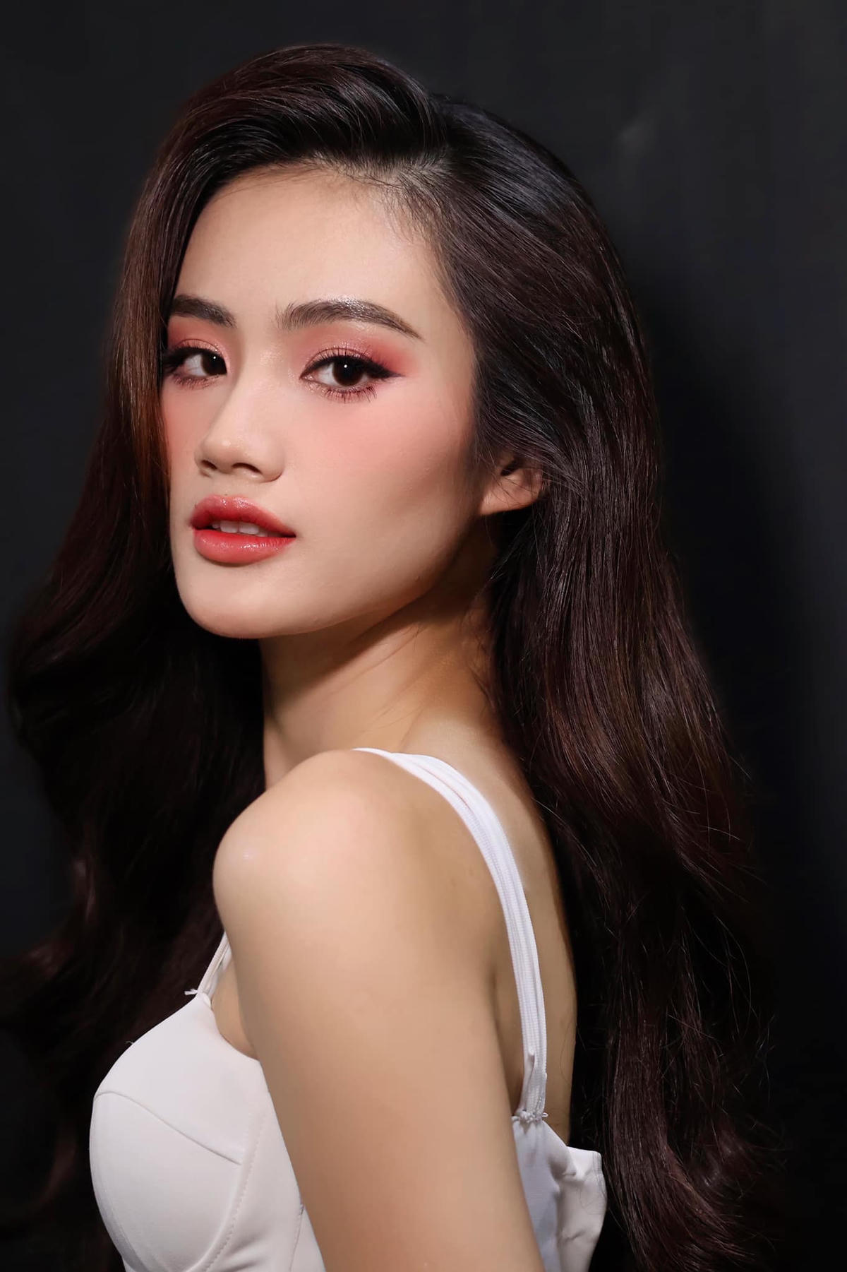 Ý Nhi thần tượng hoa hậu Nguyễn Thúc Thùy Tiên. Cô thích vẻ đẹp thông minh, tri thức của Miss Grand International 2021 và ngưỡng mộ những thành tựu đàn chị đạt được trong nhiệm kỳ. Lần đầu thi sắc đẹp, mỹ nhân 21 tuổi không đặt nặng kết quả. Cô tin năng lượng tươi sáng, tinh thần lạc quan, tích cực sẽ giúp bản thân tiến xa.