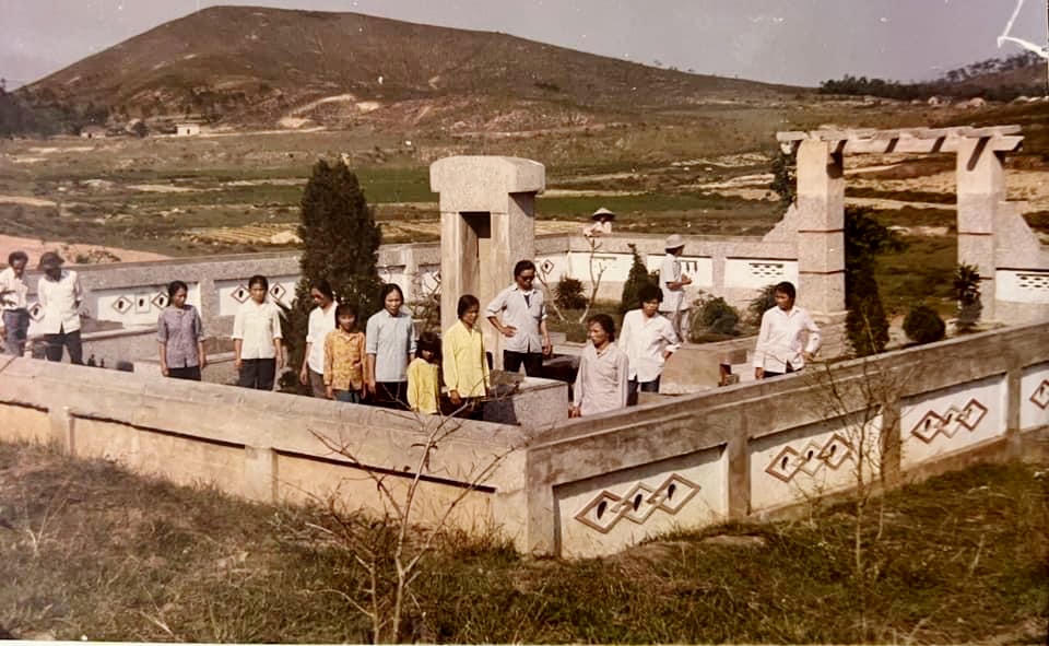 Đoàn đại biểu Chi nhánh Kho bạc tới thăm khu mộ 10 cô gái TNXP đã anh dũng hi sinh tại Ngã ba Đồng Lộc.