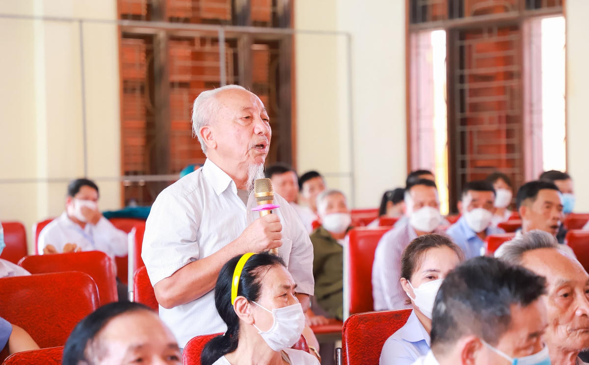 Cử tri xã Hưng Phúc nêu các vấn đề liên quan đến chế độ chính sách, đền bù GPMB, vấn đề sau sát nhập... tại buổi tiếp xúc cử tri.