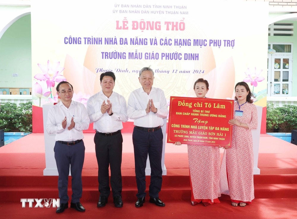 Tổng Bí thư Tô Lâm tặng công trình nhà đa năng cho trường Trường Mẫu giáo Sơn Hải 1. (Ảnh: Thống Nhất/ TTXVN) TTXVN_0512 Tong Bi thu dong tho nha mau giao 3.jpg