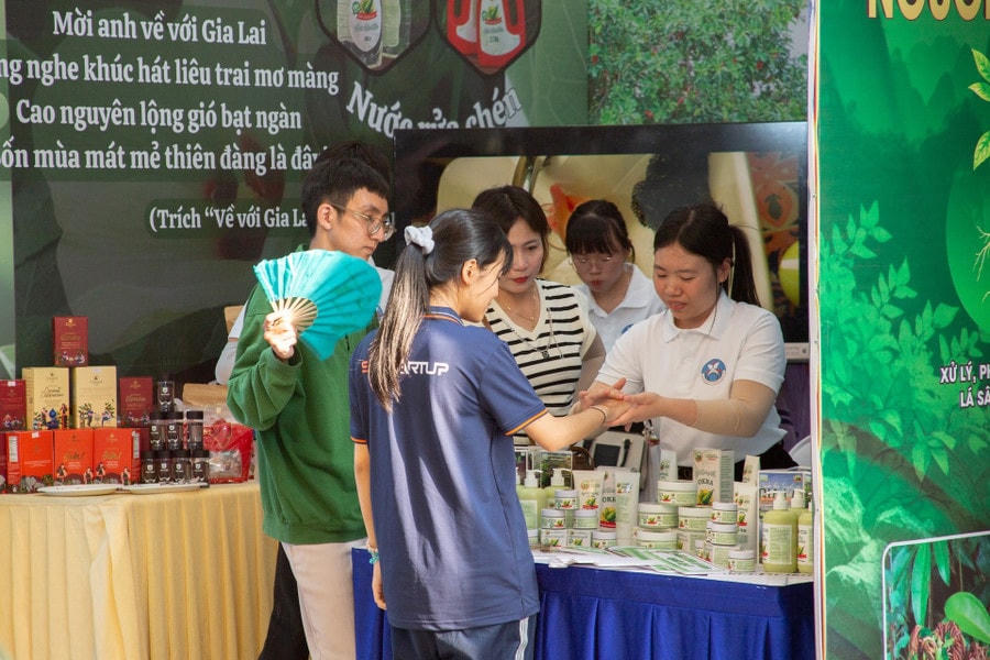 Các gian hàng trưng bày tại Ngày hội Khởi nghiệp Quốc gia của học sinh, sinh viên lần thứ VII.