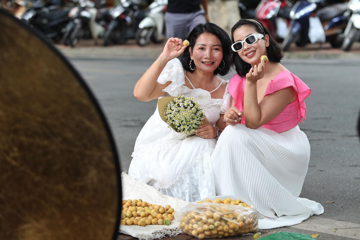 Các loại hoa là phụ kiện không thể thiếu khi chụp ảnh tại nơi đây. Vì vậy, mặt hàng này bán rất đắt hàng tại đường Phan Đình Phùng.