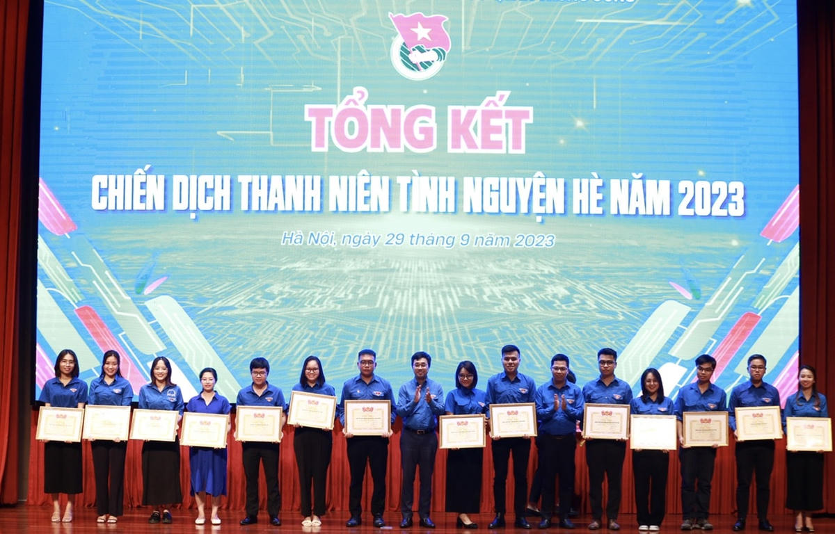  Trao khen tặng Bằng khen cho các tập thể tại chương trình. Ảnh: Bảo Anh.