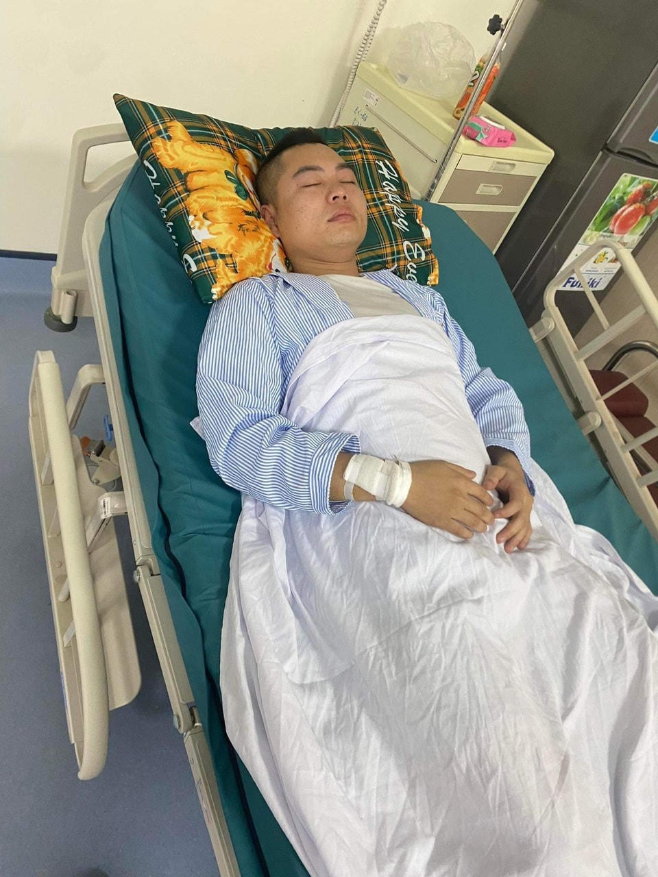 Anh N.T.N được đưa đi cấp cứu tại Bệnh viện Quân y 103.
