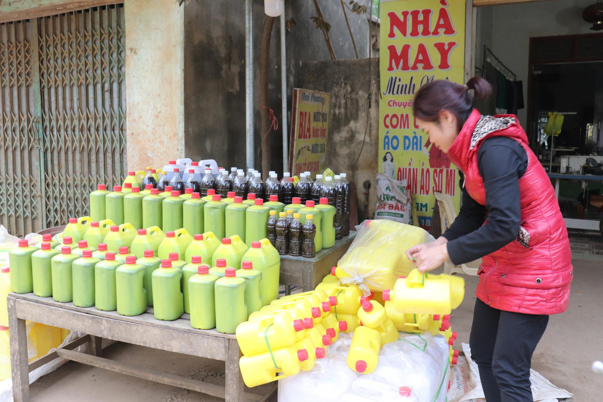 Tại làng mật mía Lâm Thành, người dân thường xếp những can mật mía thành phẩm ra dọc hai bên đường, để bán cho khách mang về ăn Tết. Được biết, mật mía thường dùng làm đồ chấm cho món bánh chưng trong ngày Tết, và là nguyên liệu để chế biến nên món bánh trôi.