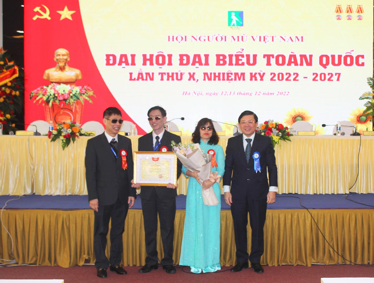 Phó Chủ tịch UBTƯ MTTQ Việt Nam Nguyễn Hữu Dũng trao tặng Bằng khen cho Hội Người mù Việt Nam.