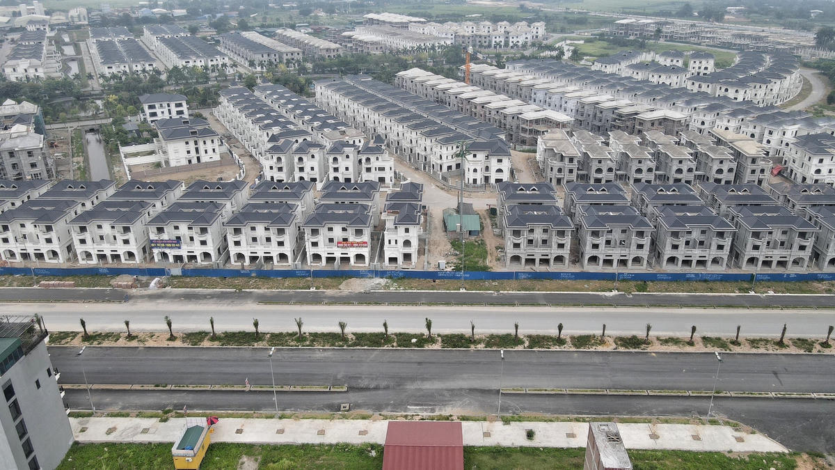 Dù tuyến đường chưa hoàn thành nhưng ở khu vực xung quanh dự án, hàng loạt các khu đô thị, nhà cao tầng đua nhau mọc lên san sát.