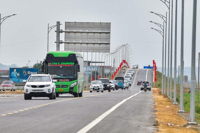 Trước đó, vào chiều 28/4, các loại xe ô tô con, xe ô tô khách, xe tải dưới 10 tấn được phép đi qua nút giao Mai Sơn (Ninh Bình) vào cao tốc Mai Sơn - QL45 và ra tại nút giao Gia Miêu (giao với QL.217B, huyện Hà Trung).
