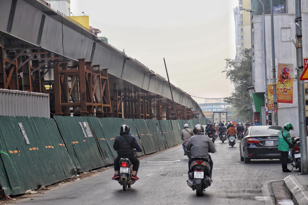 Hình ảnh cả đoàn rào dài hàng chục mét nghiêng ngả bên phía đường Phạm Ngọc Thạch.