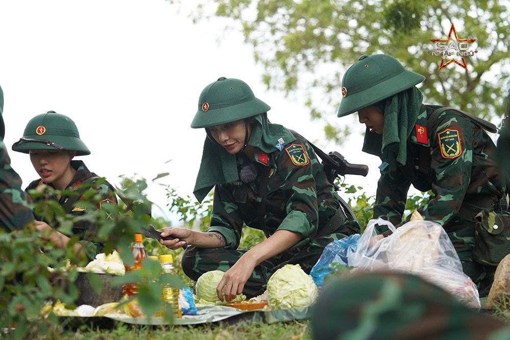 Võ Hoàng Yến, Linh Ngọc Đàm, Trang Hý hào hứng chuẩn bị lương thực, thực phẩm.